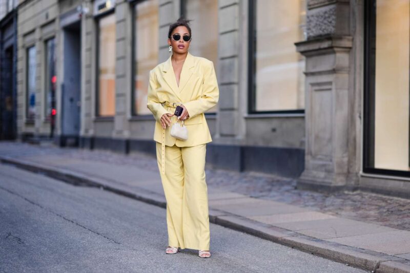 look-com-blazer-amarelo-feminino