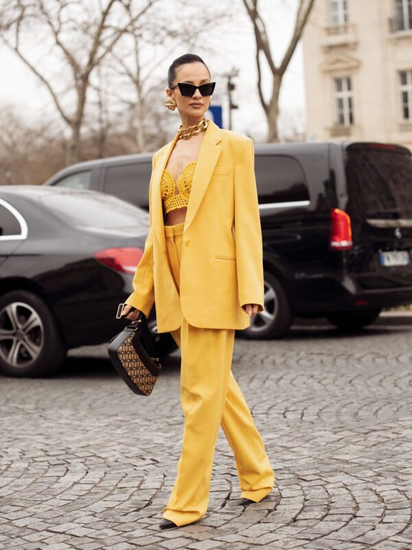 look-com-blazer-amarelo-feminino