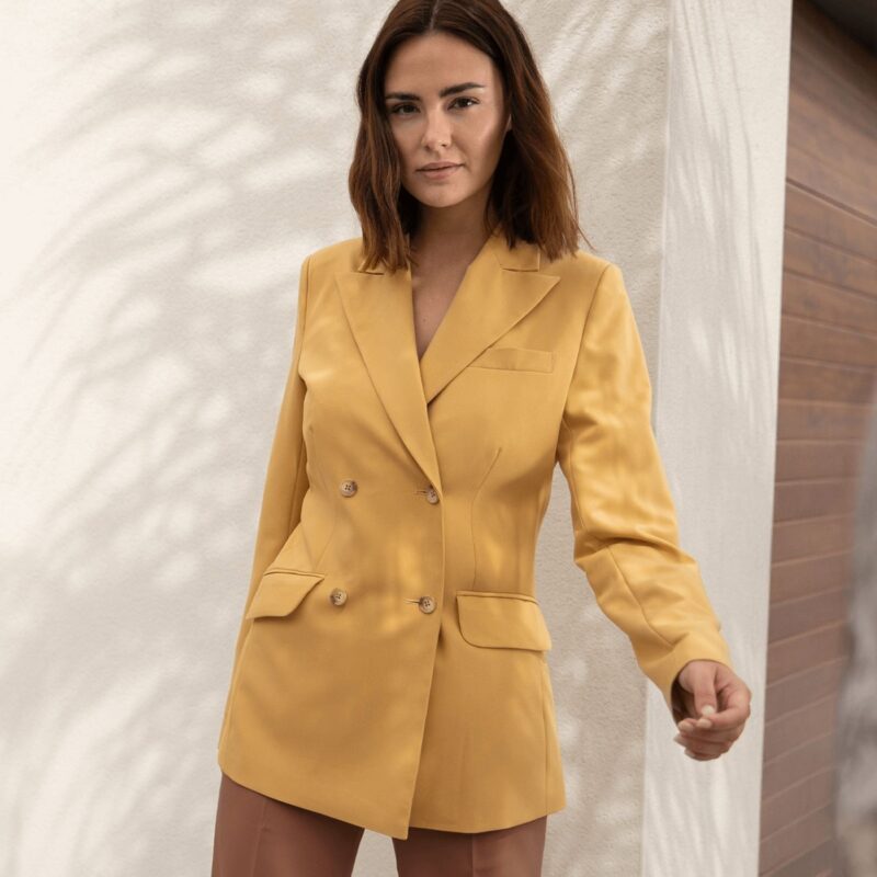 look-com-blazer-amarelo-feminino