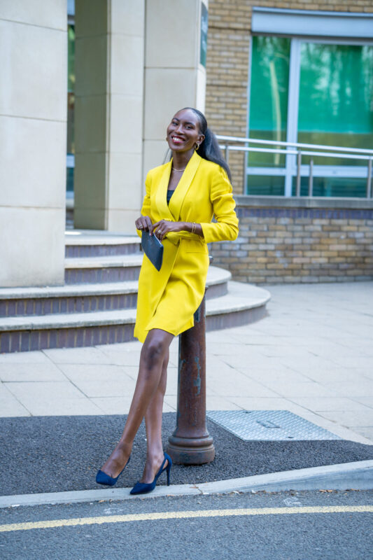 look-com-blazer-amarelo-feminino