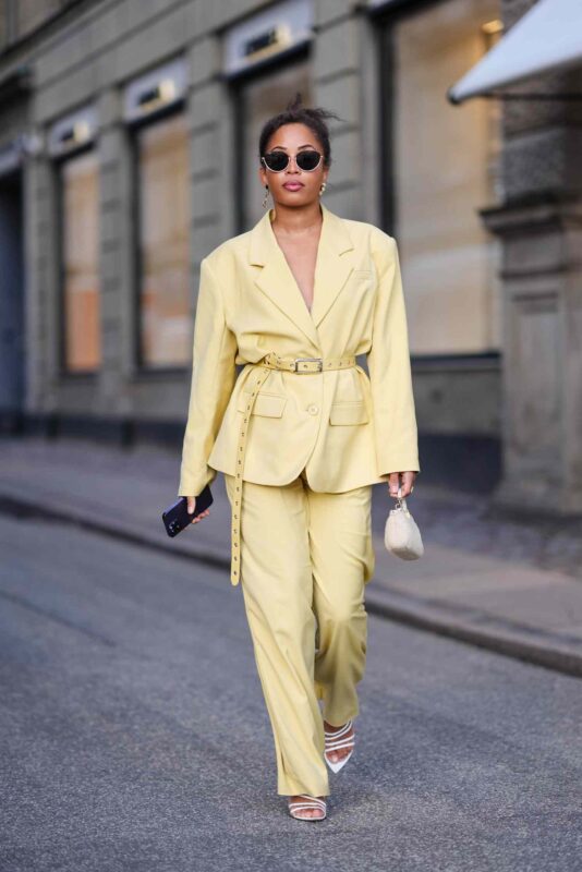 look-com-blazer-amarelo-feminino