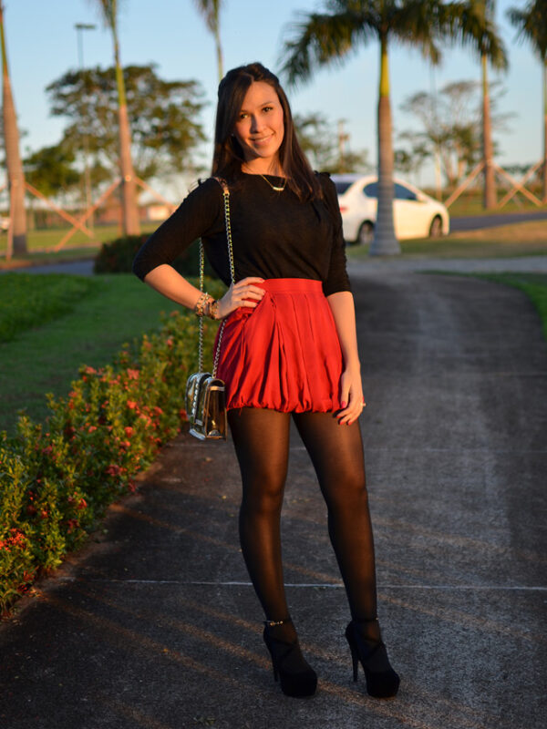 look-com-saia-vermelha-feminino