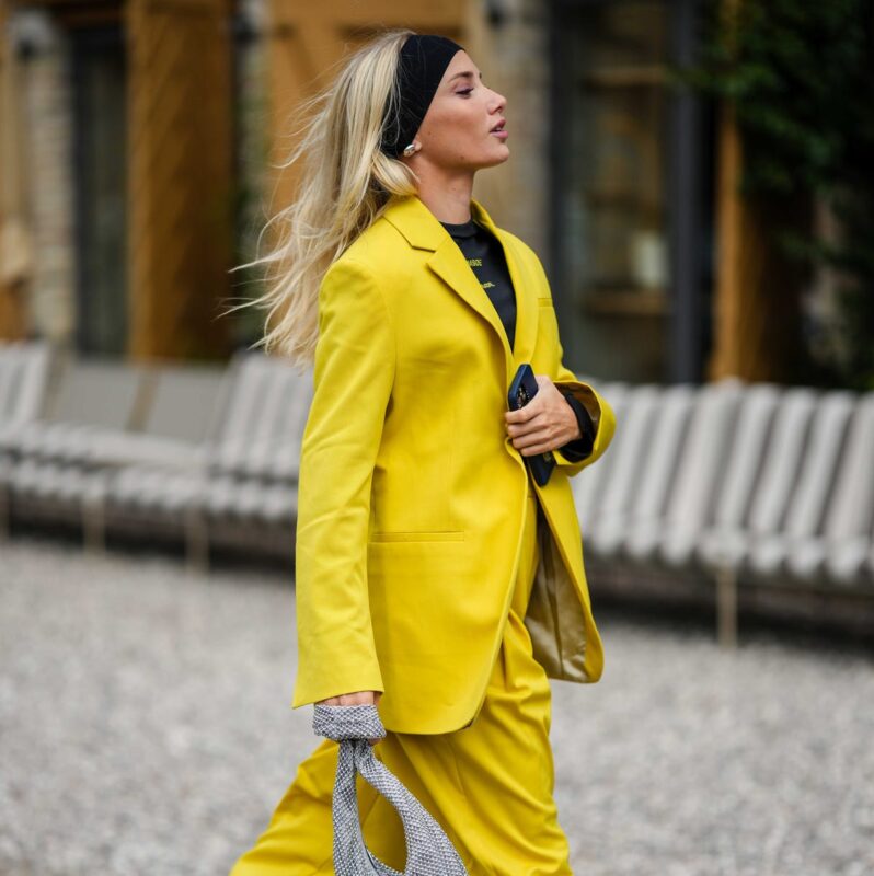 look-com-blazer-amarelo-feminino