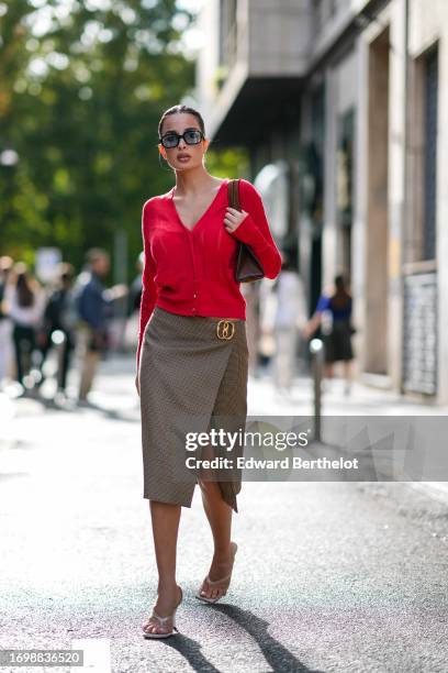 look-com-saia-vermelha-feminino