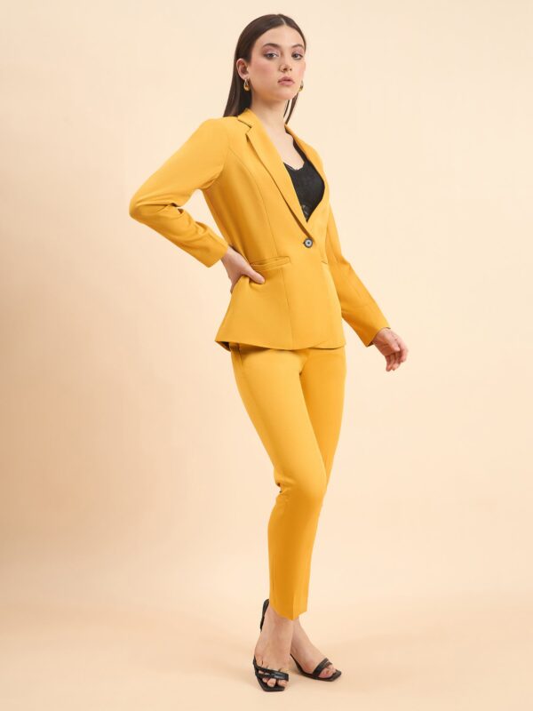 look-com-blazer-amarelo-feminino