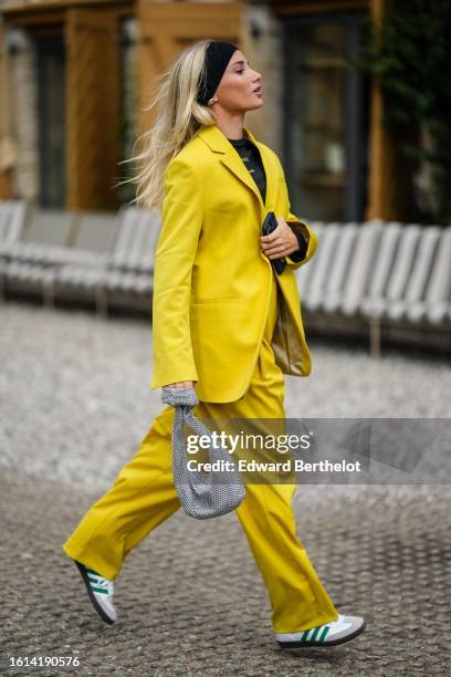 look-com-blazer-amarelo-feminino