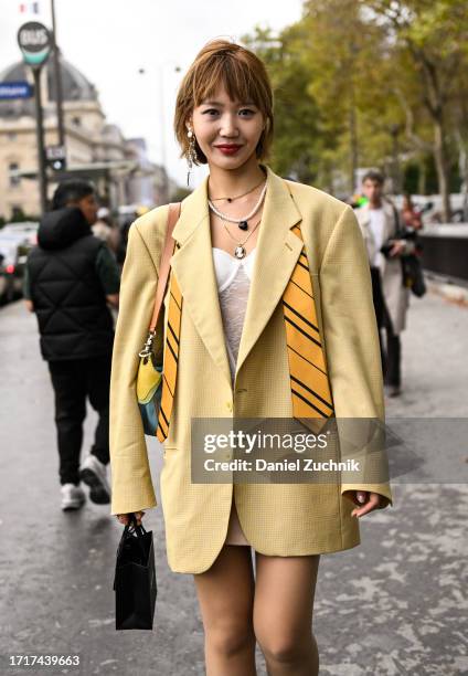 look-com-blazer-amarelo-feminino