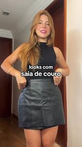 look-com-saia-de-couro-preta-feminino