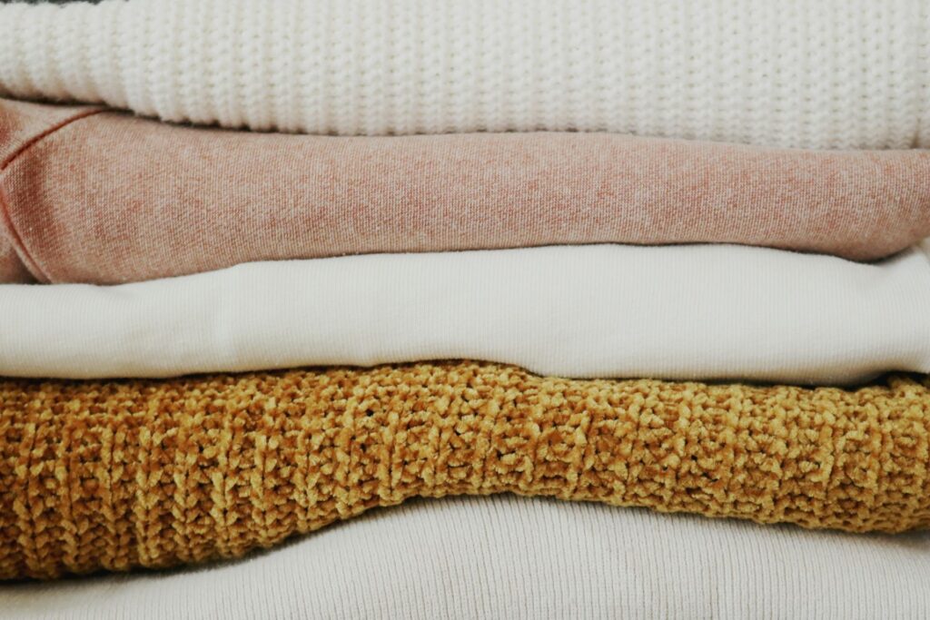 Como utilizar cores neutras para complementar qualquer look?