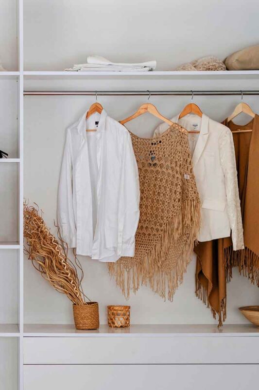 Sobre um guarda-roupa minimalista ...