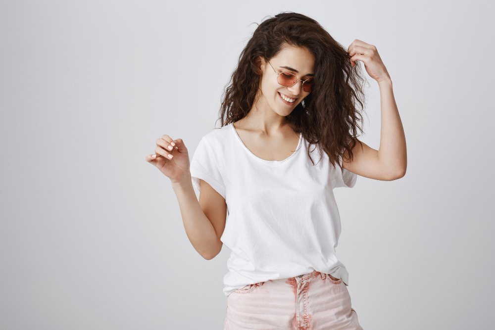 Como montar looks estilosos com camiseta branca feminina Como montar looks estilosos com camiseta branca feminina