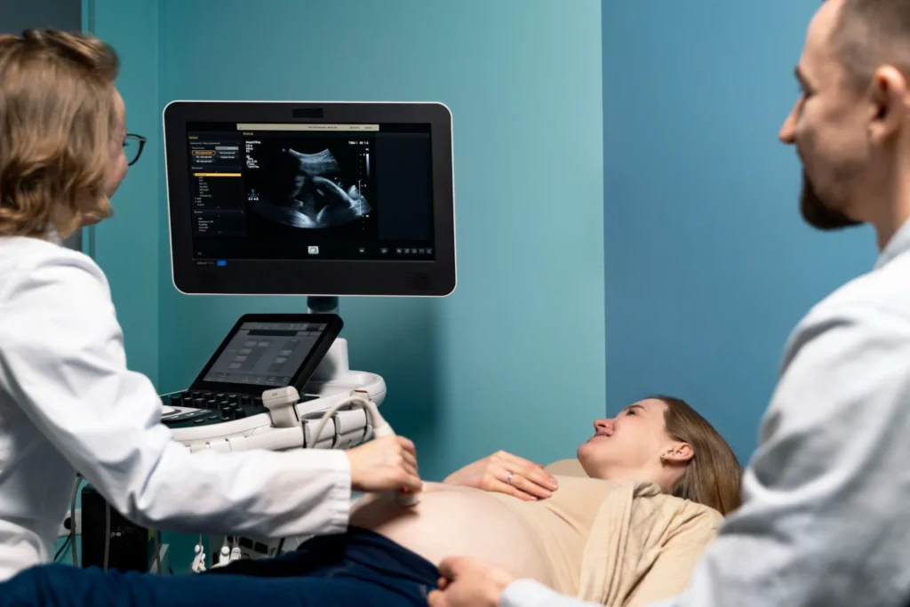 Entenda quando exames como ultrassonografia, tomografia, ressonância e endoscopia podem ser solicitados durante a gravidez